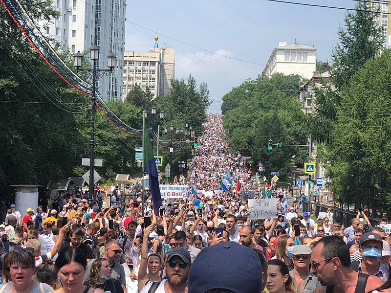 VIDEO: Thousands In Khabarovsk Protest Arrest Of Russian Governor